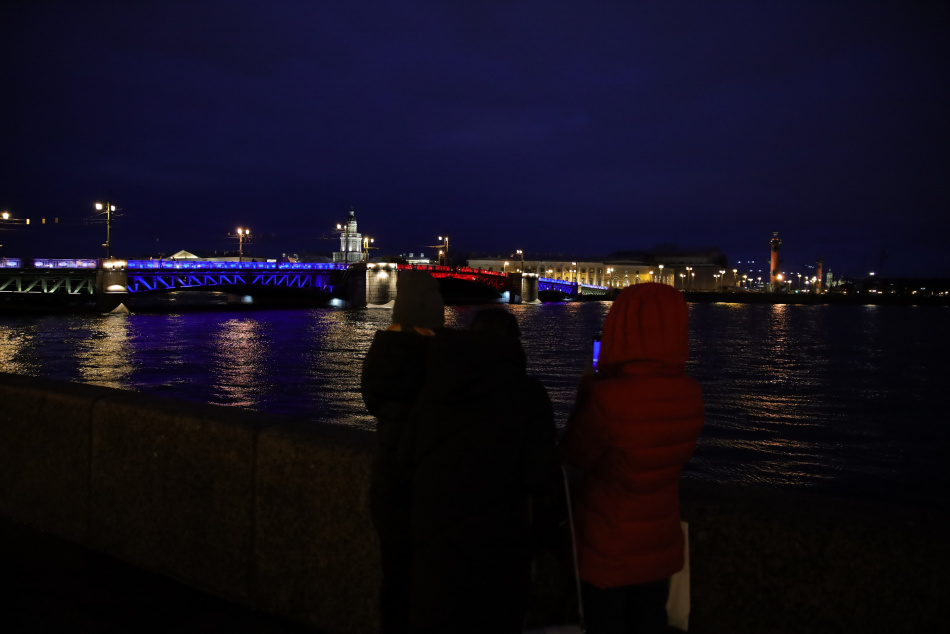 В Петербурге завершился юбилейный сезон светомузыкального шоу на мостах