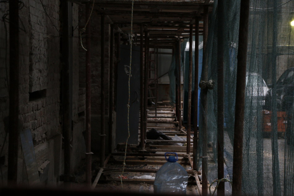 В Колпинском районе рабочий погиб при демонтаже крыши на высоте