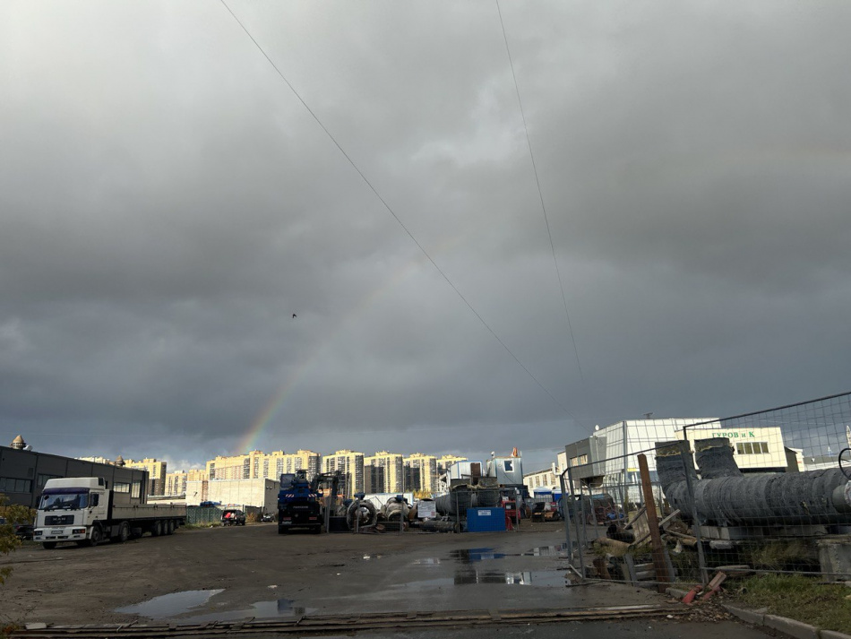 Жители Петербурга заметили редкое природное явление в небе города