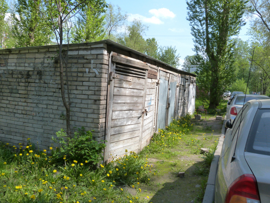 В Пушкине спасатели оперативно потушили загоревшийся кирпичный гараж на Сетевой