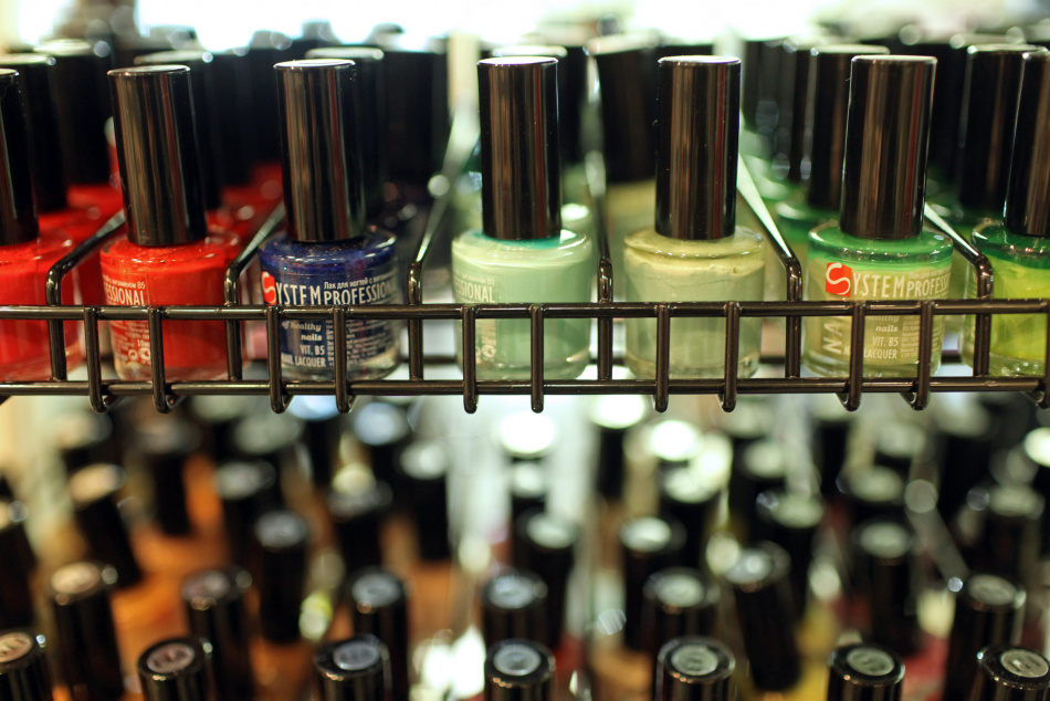 В Госдуме обсуждают ограничение косметологических процедур для женщин