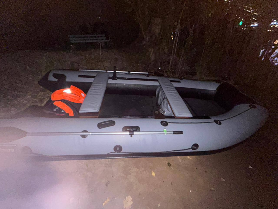 В Петербурге на Малой Неве перевернулась лодка с человеком на борту