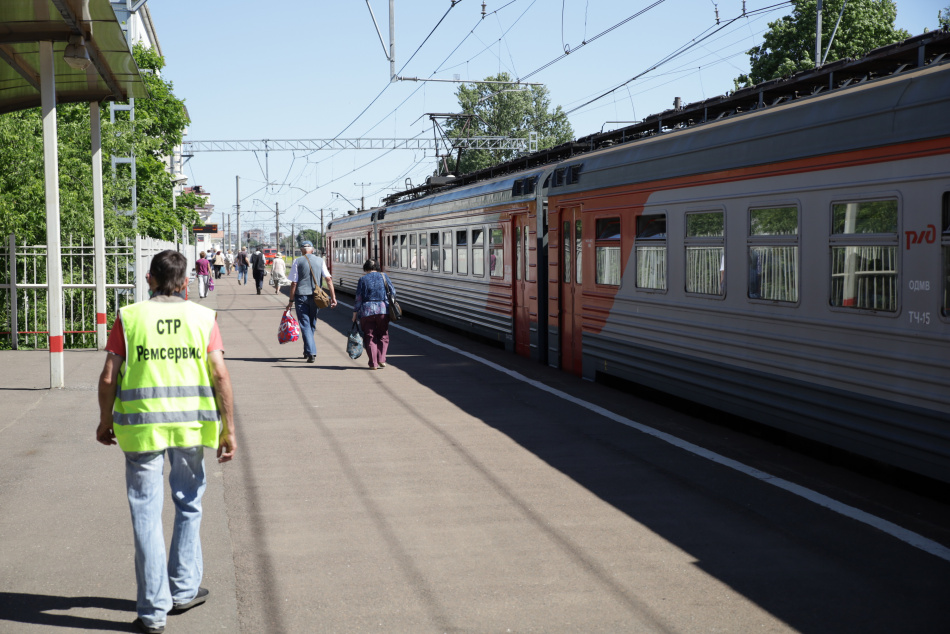 Волонтеры направляют пассажиров на Рыбацком и Ладожском вокзалах Петербурга