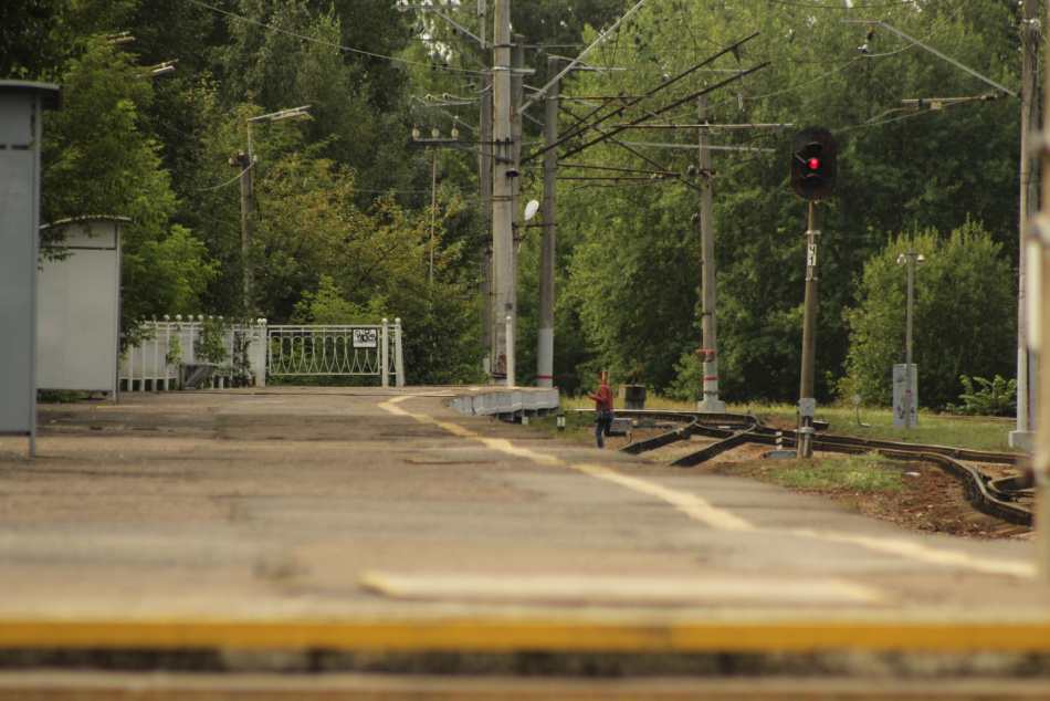 Мужчина в наушниках попал под поезд у станции Парнас