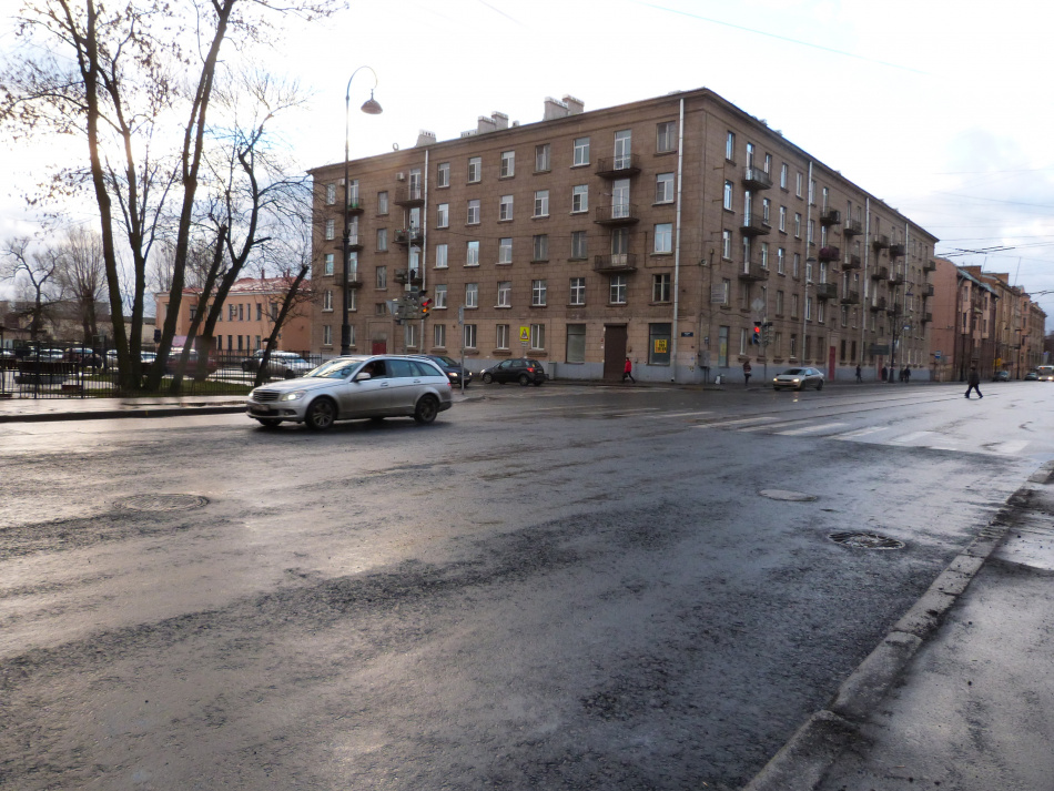 В Красногвардейском районе легковушка перевернула каршеринг на крышу