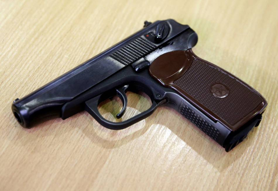 Жительница Кронштадта нашла дома тайник с оружием и боеприпасами