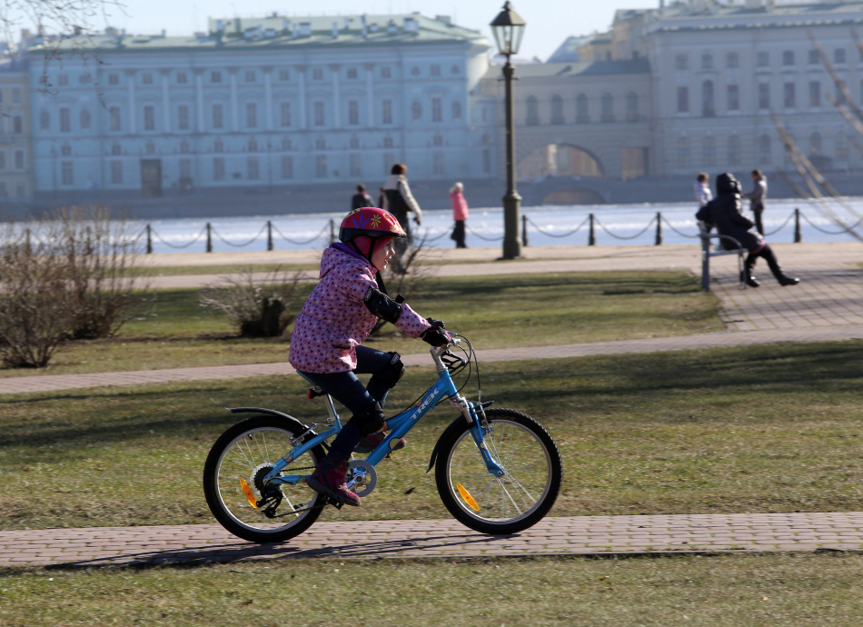 Девочка на велосипеде пострадала в аварии в Петербурге