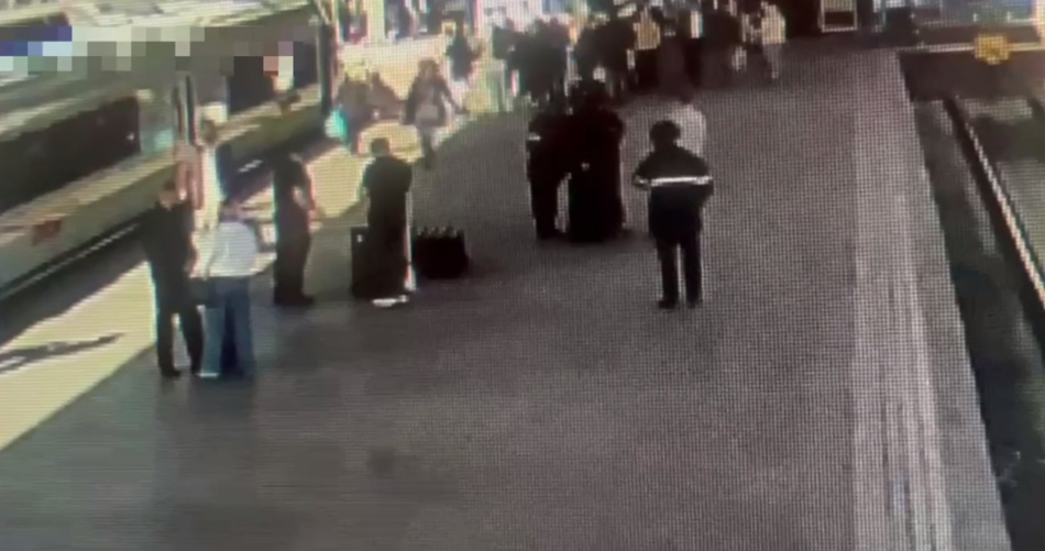 Молодого экстремала сняли с крыши поезда между Петербургом и Москвой