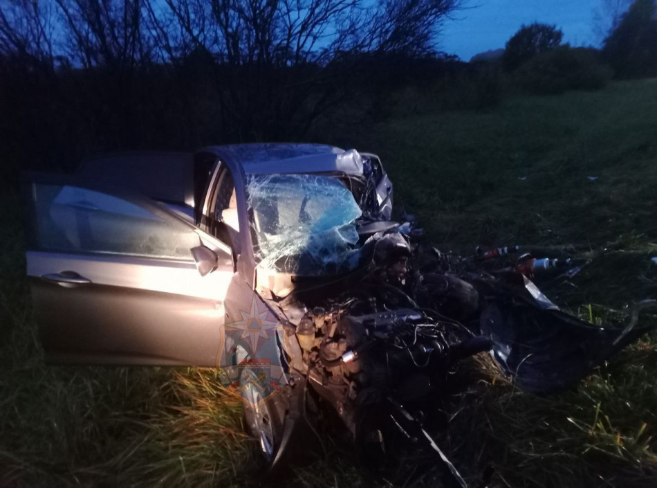 Водителя зажало в авто после аварии на трассе в Волховском районе