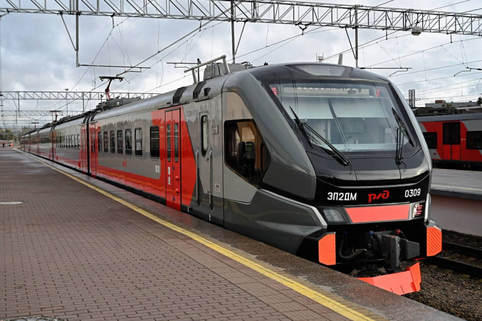 Современный электропоезд начал курсировать между Петербургом и Сестрорецком
