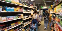 Из-за участившихся краж магазины в Петербурге начали закрывать продукты под замком
