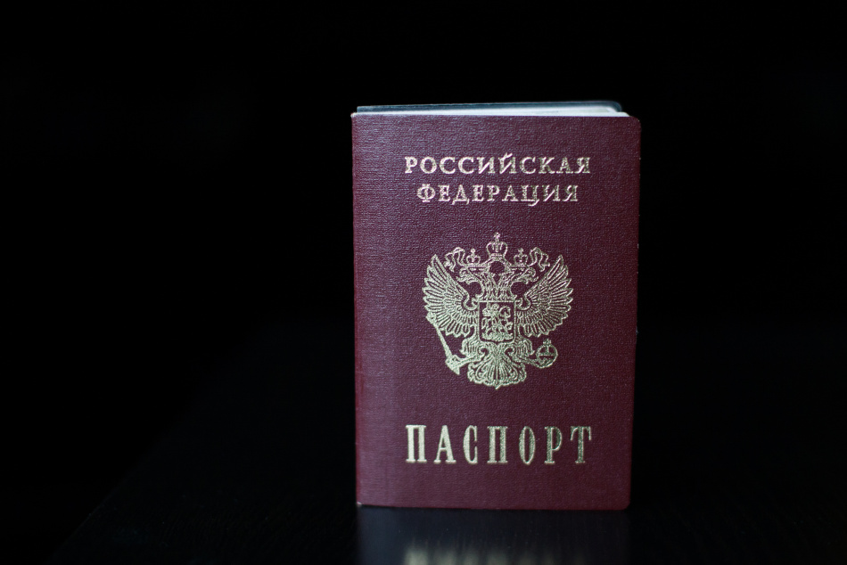 Выдворенный из Латвии пенсионер получил российское гражданство в Москве