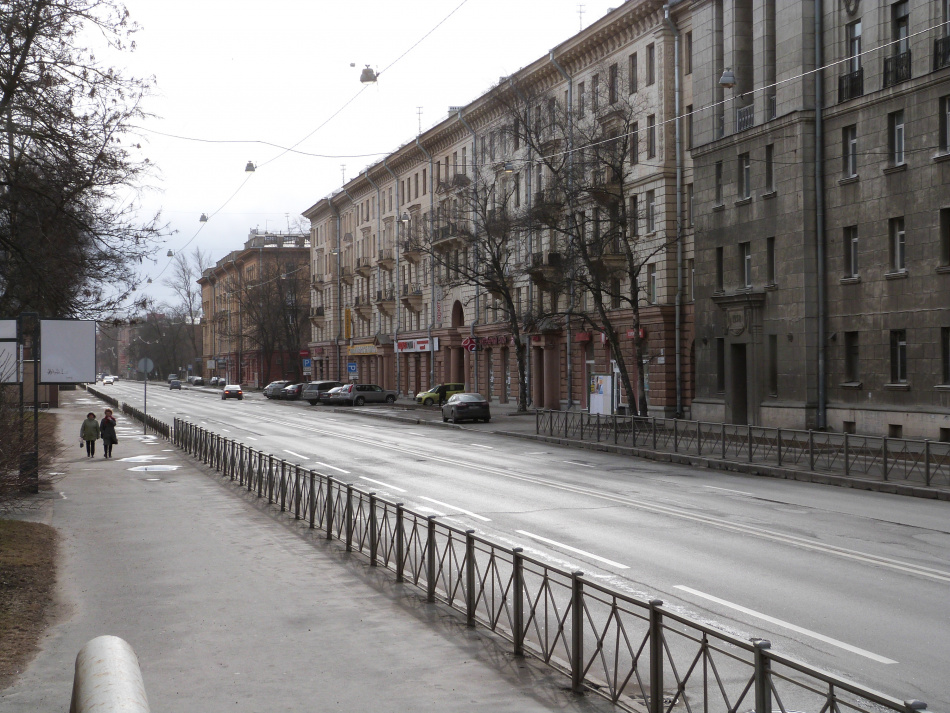 На проспекте Энгельса ночью столкнулись несколько автомобилей