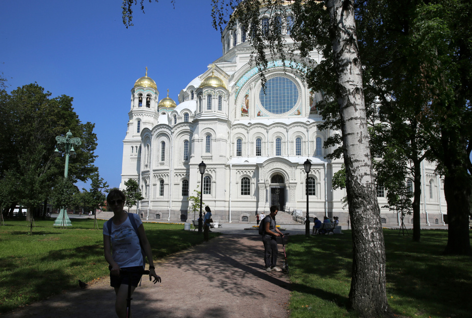 Растения из сада на Якорной площади нашли новые адреса в Кронштадте