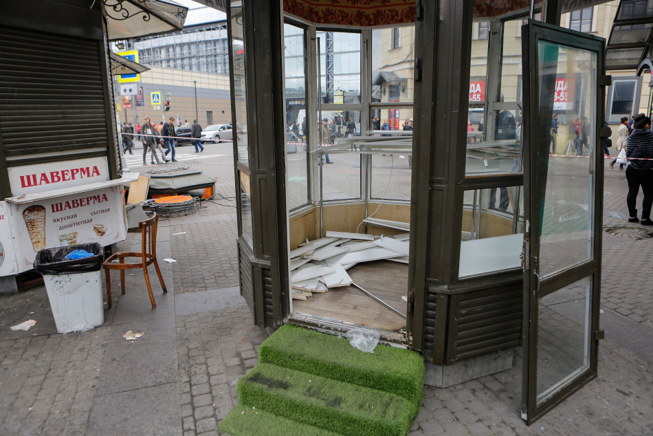 В Петербурге убрали палатку с городской земли рядом с ларьками