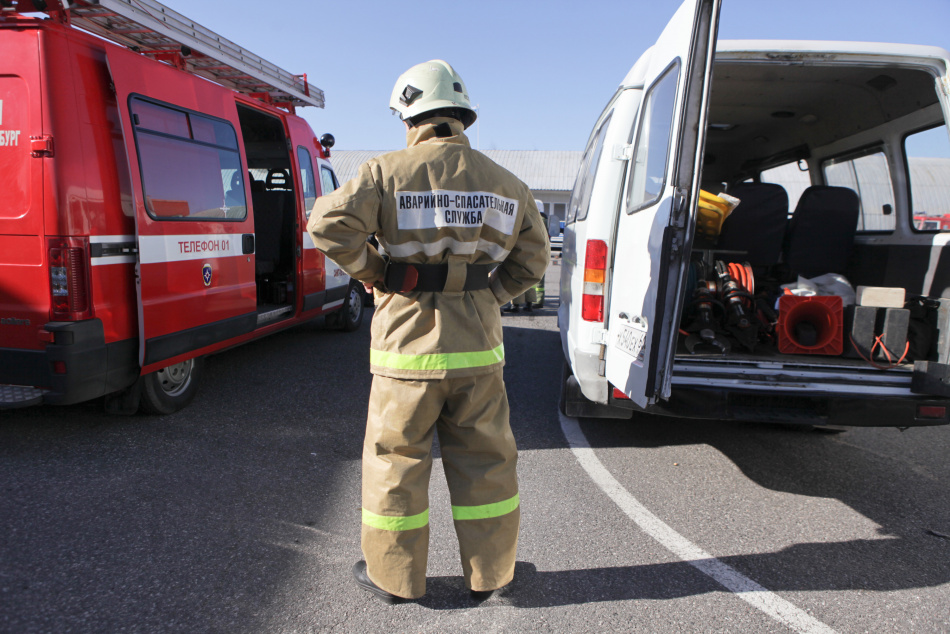В Приморском районе Петербурга спасатели потушили горящую бытовку