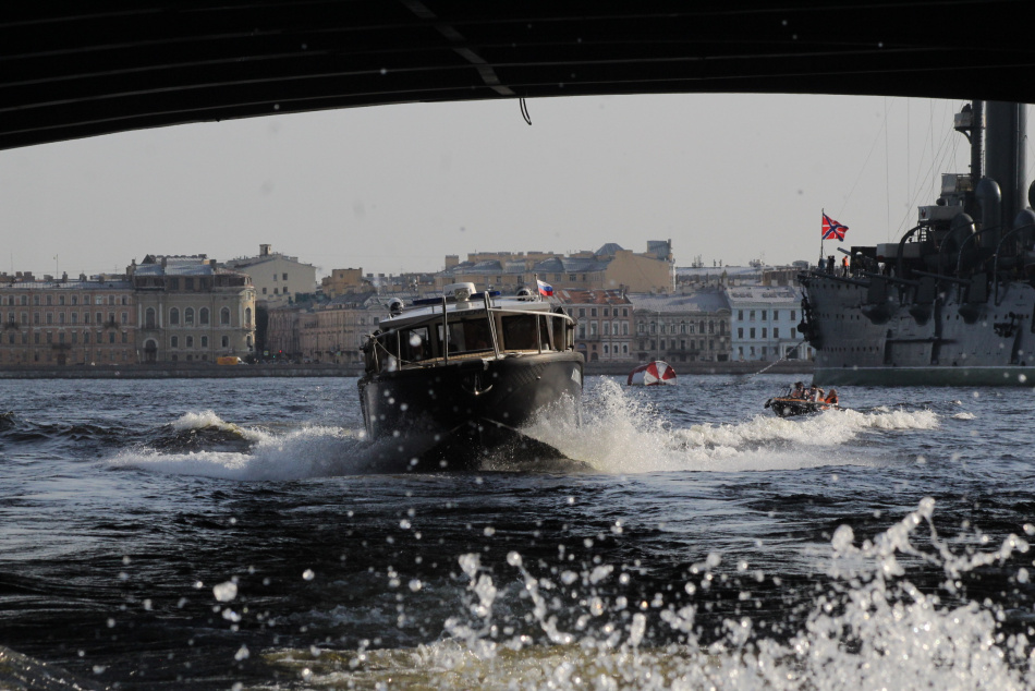 В Петербурге пресекли нелегальные водные экскурсии по Неве на частном катере