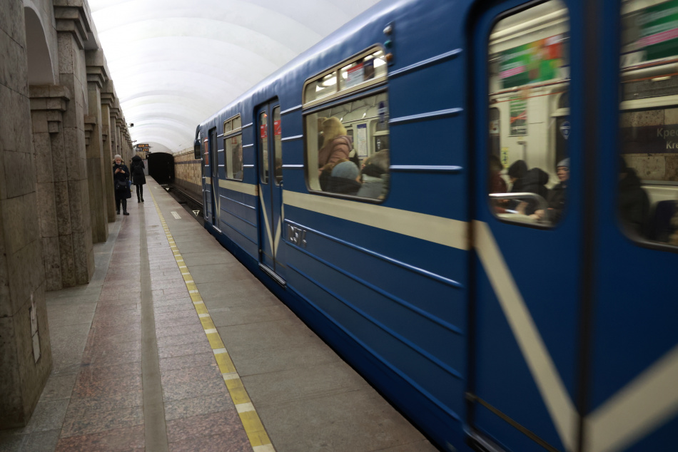 Сбой на первой линии метро вызвал давку и закрытие станций