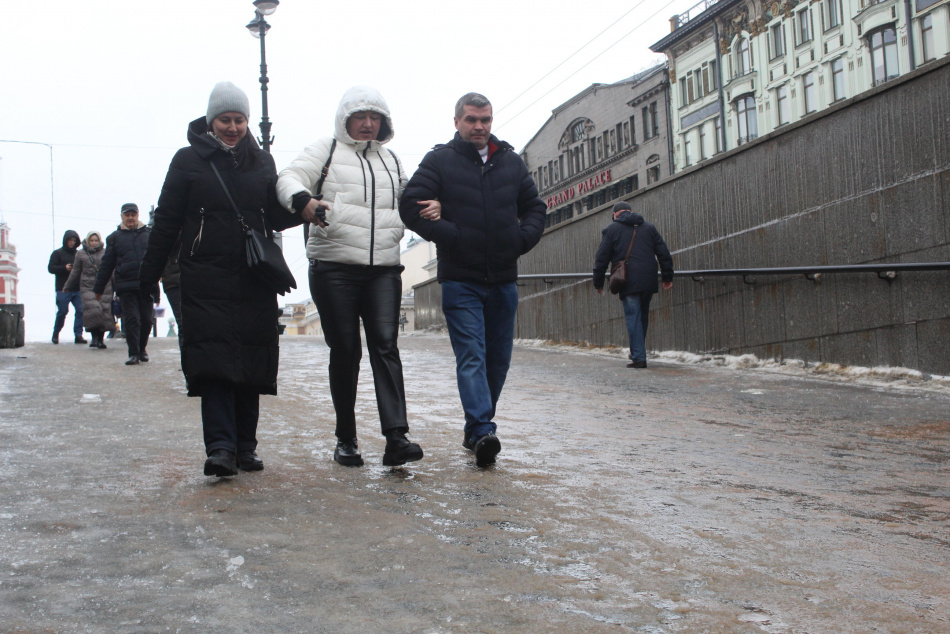 В Петербурге ночью и утром в пятницу ожидаются опасные скользкие дороги