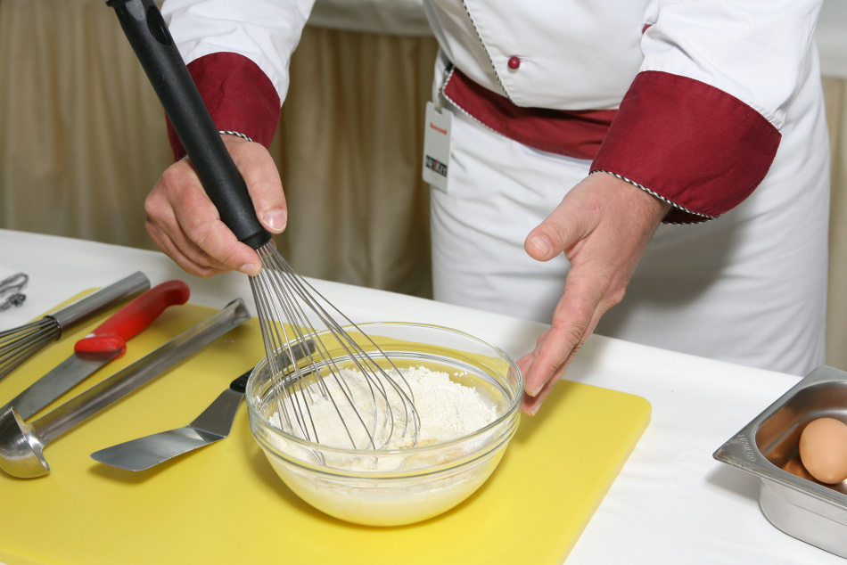 Мужчина с ножом напал на пекарню на улице Комсомола в Петербурге