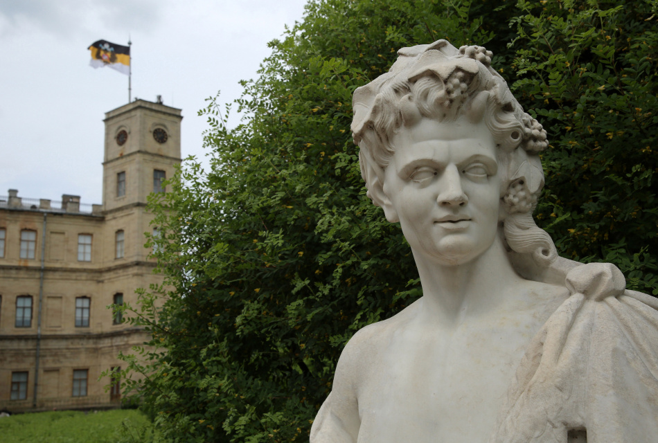 В Гатчине статуи укрыли на зиму