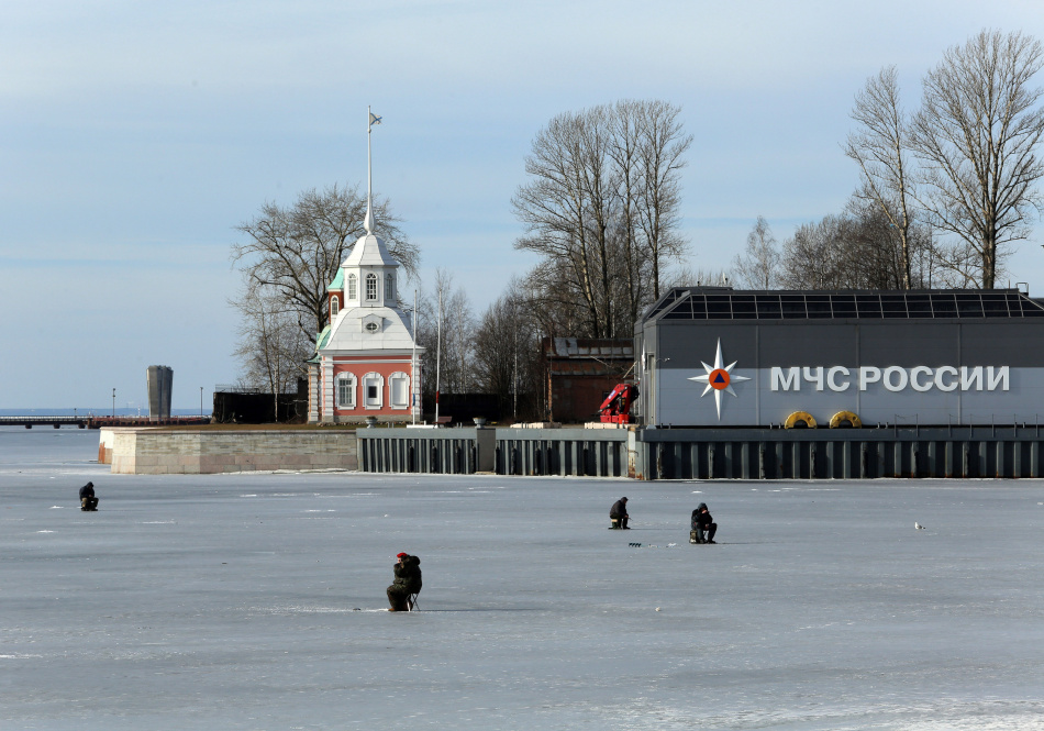 МЧС напомнило рыбакам о важности экипировки перед зимним сезоном