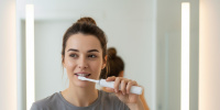 Достаточно ли чистить зубы дважды в день: мнение стоматологов и научные данные