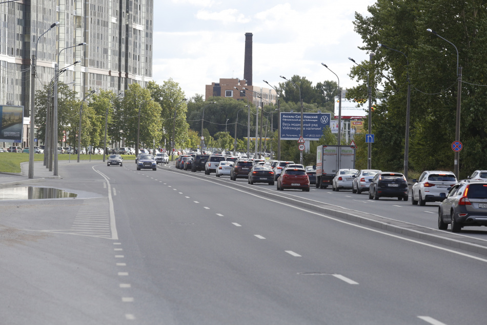 Движение на Октябрьской набережной парализовано из-за аварии с арендованным авто