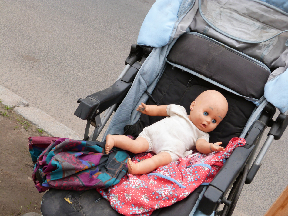 Оставленную у мусорных баков девочку передали в Дом малютки