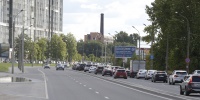 Движение на Октябрьской набережной парализовано из-за аварии с арендованным авто