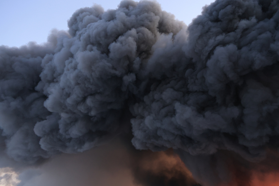 Вулкан Килауэа на Гавайях вновь выбрасывает лаву на сотни метров