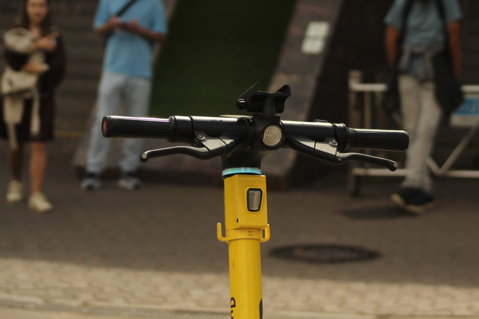 В Красносельском районе автомобилистка сбила двух девушек на электросамокате