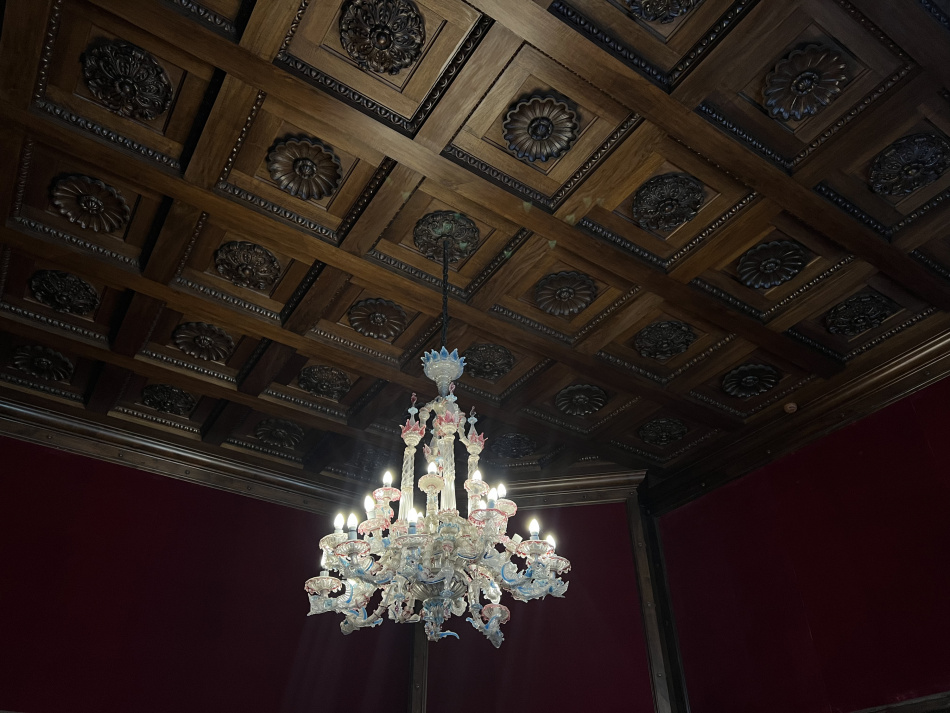 В Париже утром совершено дерзкое преступление в Лувре