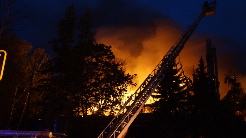 Пожарные больше часа тушили полностью охваченный огнем дом в СНТ «Уголек»