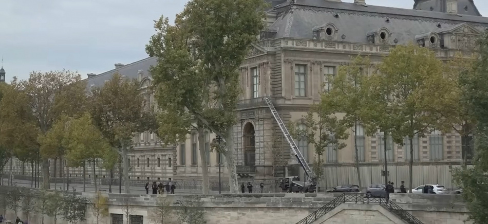 Лувр не открылся после кражи уникальных реликвий