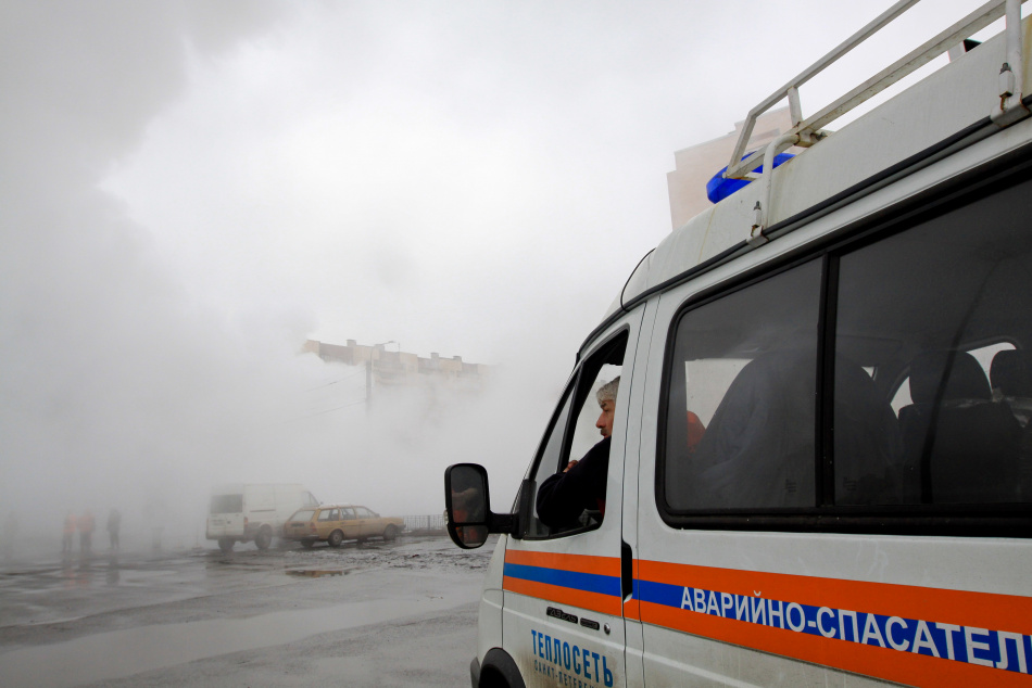 Прорыв теплотрассы парализовал движение на Суворовском проспекте