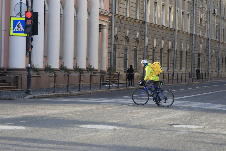 В СПЧ обсуждают ограничение движения курьеров на тротуарах российских городов