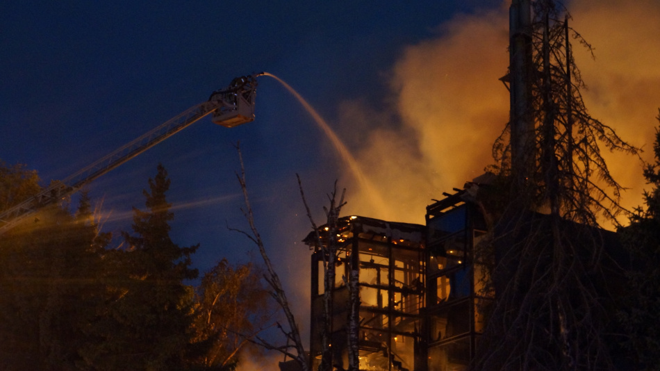 В Курортном районе Петербурга огонь полностью уничтожил частный жилой дом