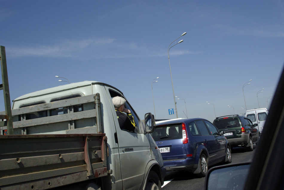 Движение затруднено после аварии на пересечении Луначарского и Светлановского