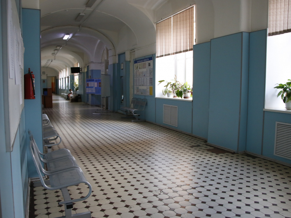 Жильцы аварийного дома на Харченко провели ночь в школьном спортзале