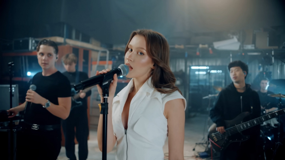 Анна Пересильд в белом платье удивила гостей премьеры с Дмитриенко