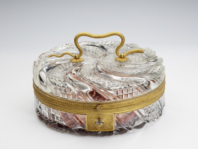 Фото Выставка «…Блеск кристалла и тонкость граней…». Русское стекло XVIII – начала ХХ века с резьбой и гравировкой