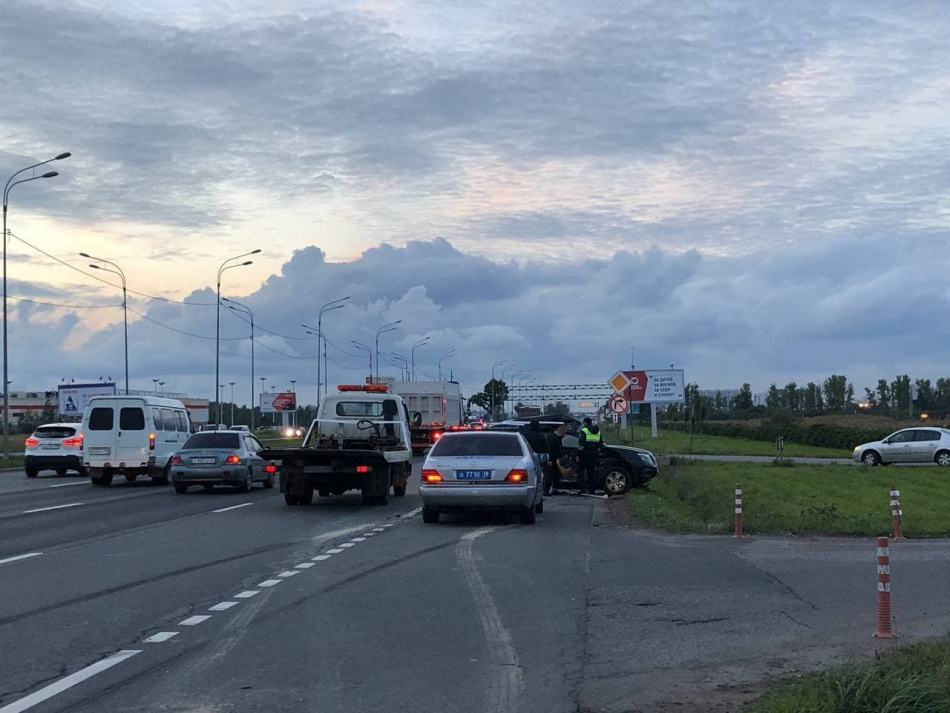 На Пулковском шоссе водитель протаранил стоявшую на аварийке машину