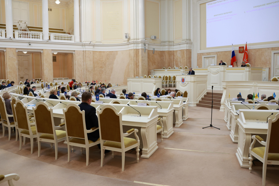 В Петербурге одобрили увеличение бюджета и сокращение дефицита на 2025 год