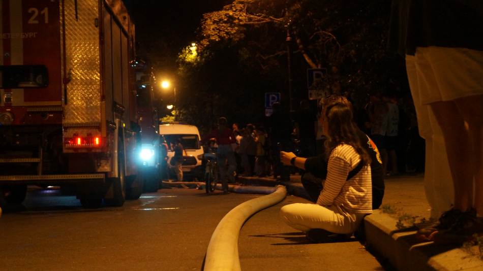 В Выборгском районе Петербурга ранним утром дотла сгорели две бытовки