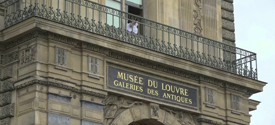 Лувр запускает тендер на усиление мер безопасности после дерзкого ограбления