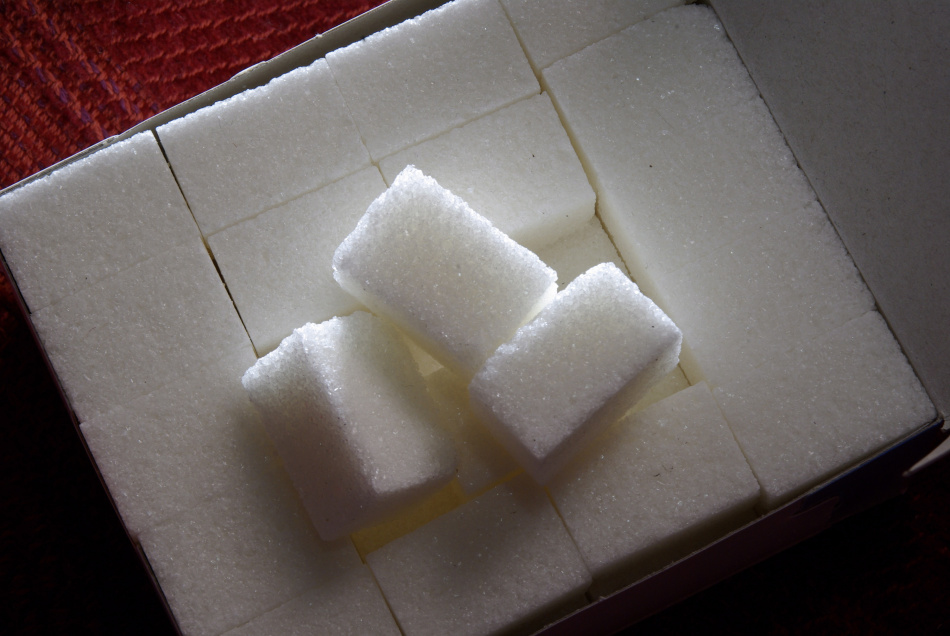 Россияне продолжают превышать безопасные нормы сахара и соли в рационе