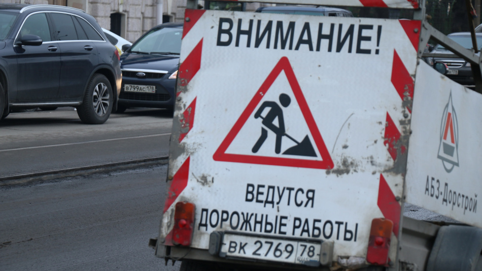 Арендованный автомобиль оказался в яме на дорожных работах в Петербурге