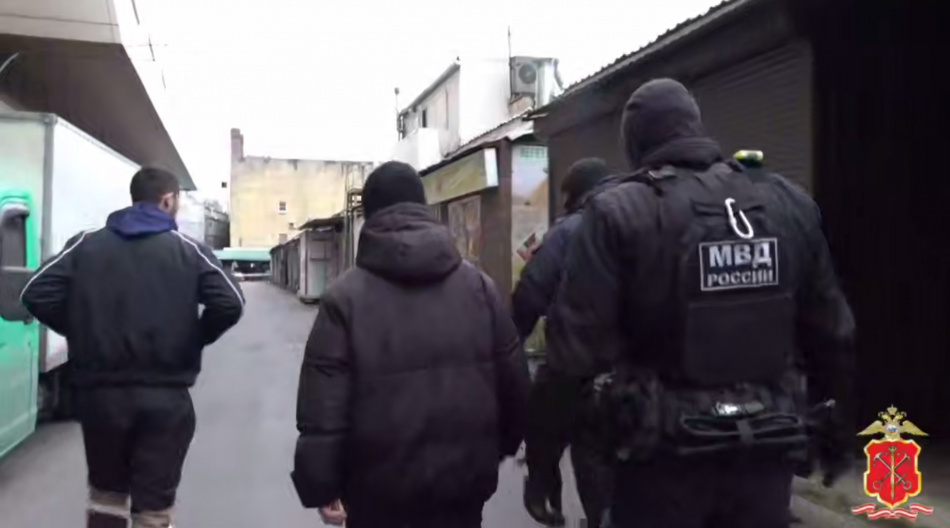 Масштабная проверка мигрантов прошла на Сенном рынке в центре Петербурга