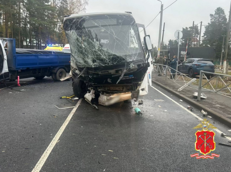 Число пострадавших в ДТП с автобусом и легковым авто в Ленобласти выросло до восьми